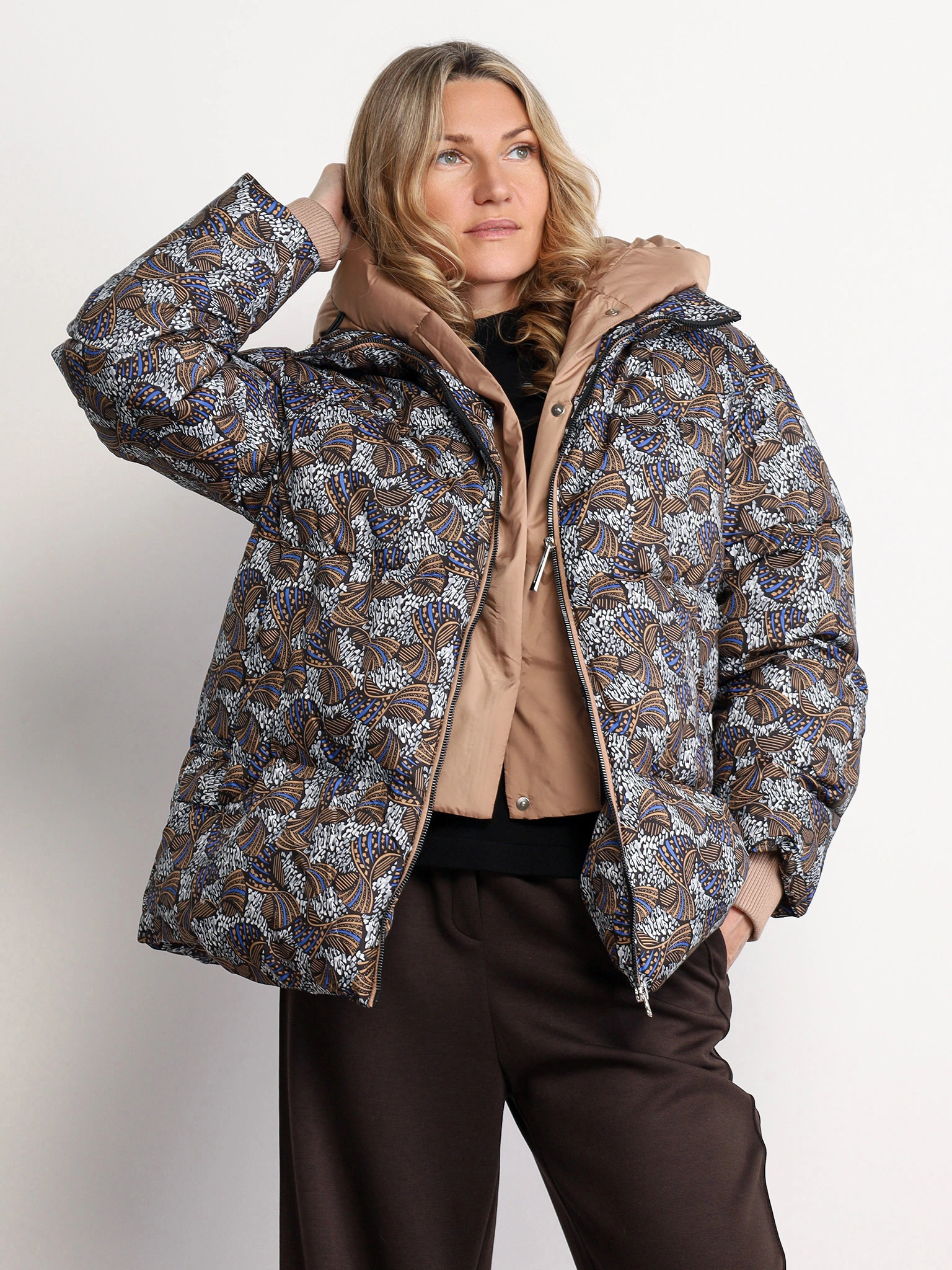 Пуховик с абстрактным принтом цвета мульти с капюшоном-манишкой